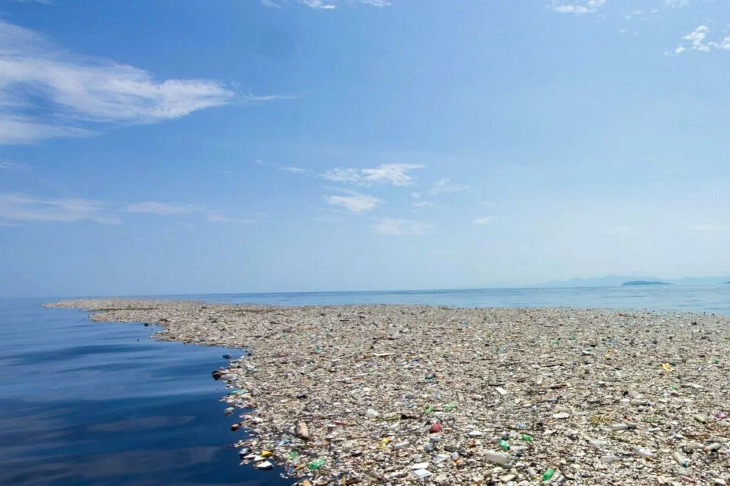 The problem of garbage in the ocean: where islands and waste stains ...