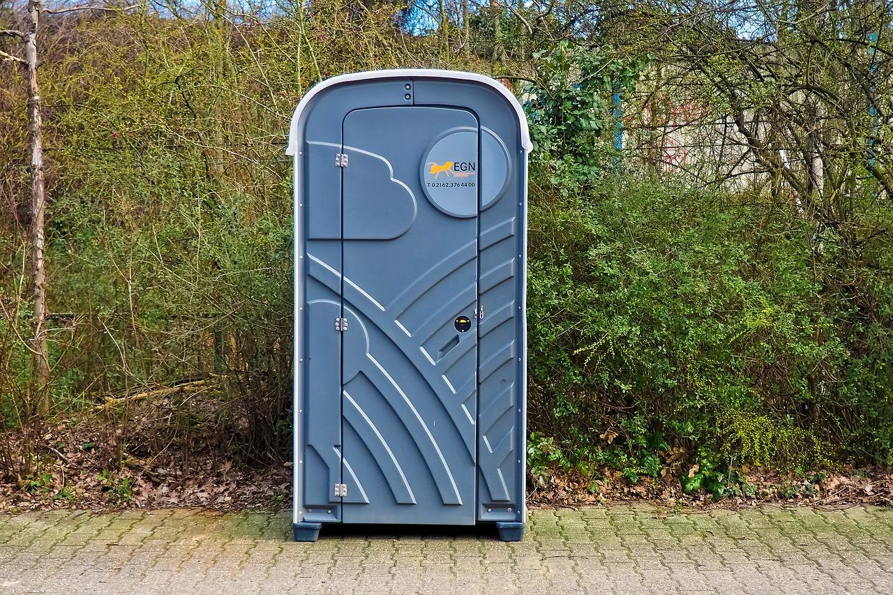 Туалетные кабины и биотуалеты: когда их выгодно арендовать?