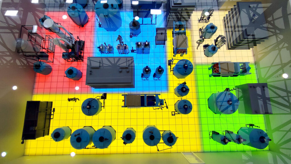 Вид сверху на модель промышленного объекта водоочистки с цветными зонами