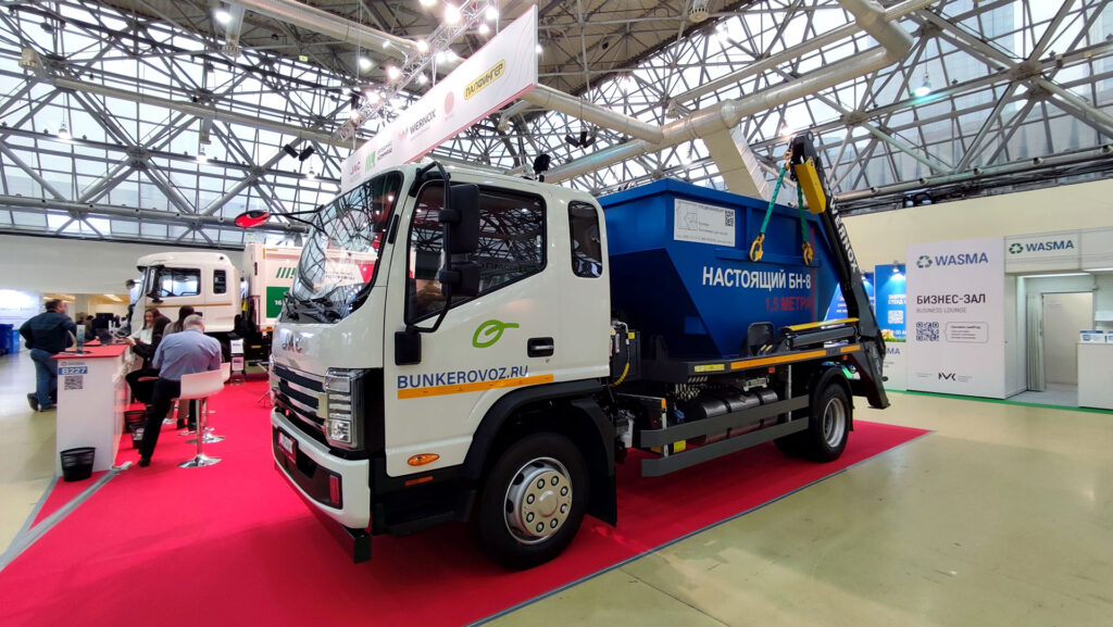 Бункеровоз с синим контейнером БН-8 и маркировкой BUNKEROVOZ.RU