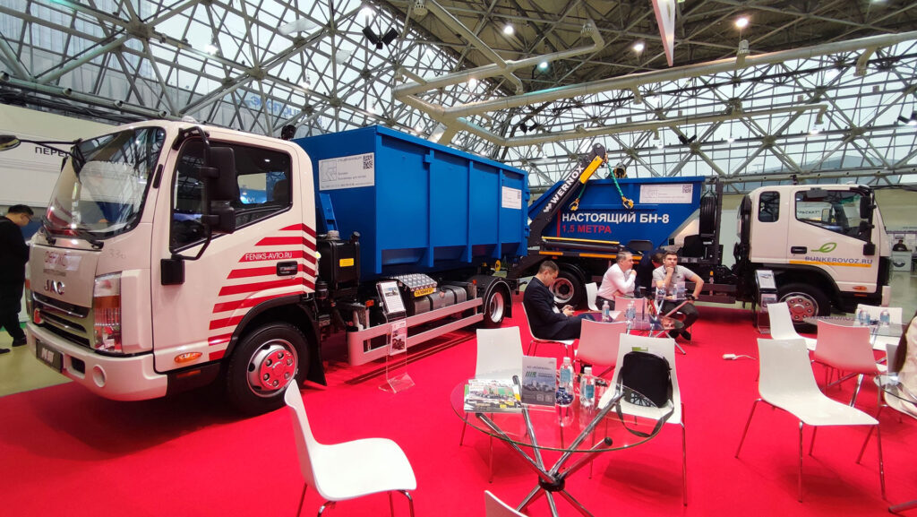Два бункеровоза JAC с контейнерами СПЕЦМЕХАНИЗАЦИЯ на выставке WASMA