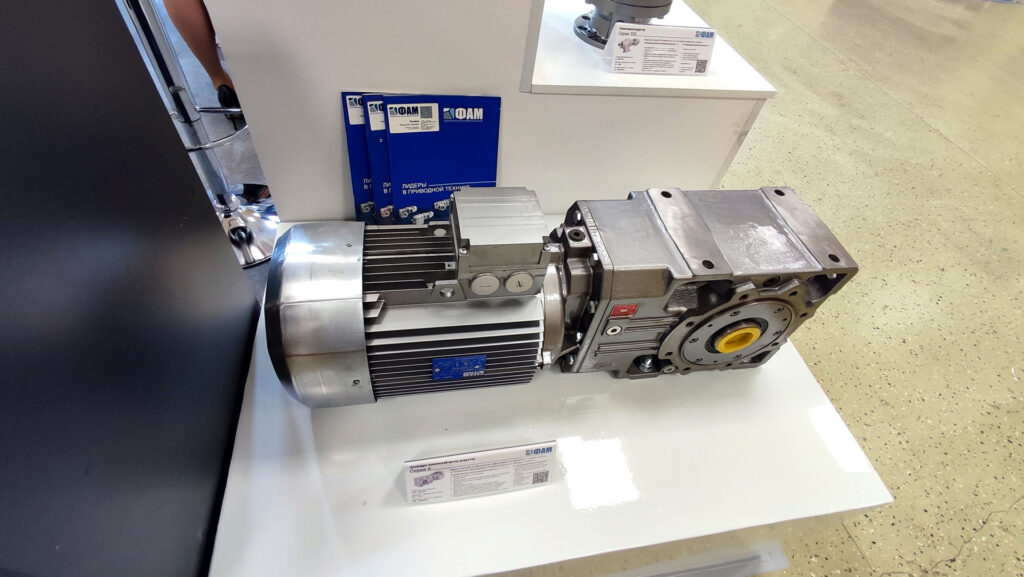 Электродвигатель с червячным редуктором на стенде ФАМ