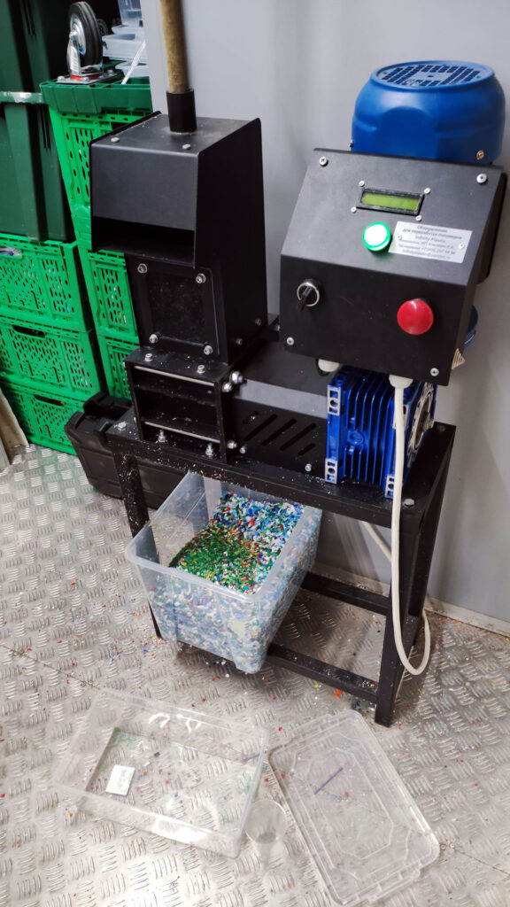 Машина для дробления пластиковых крышек внутри мобильной мастерской