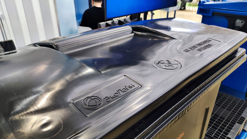 Крышка контейнера ЭкоЛайн с логотипом и маркировкой