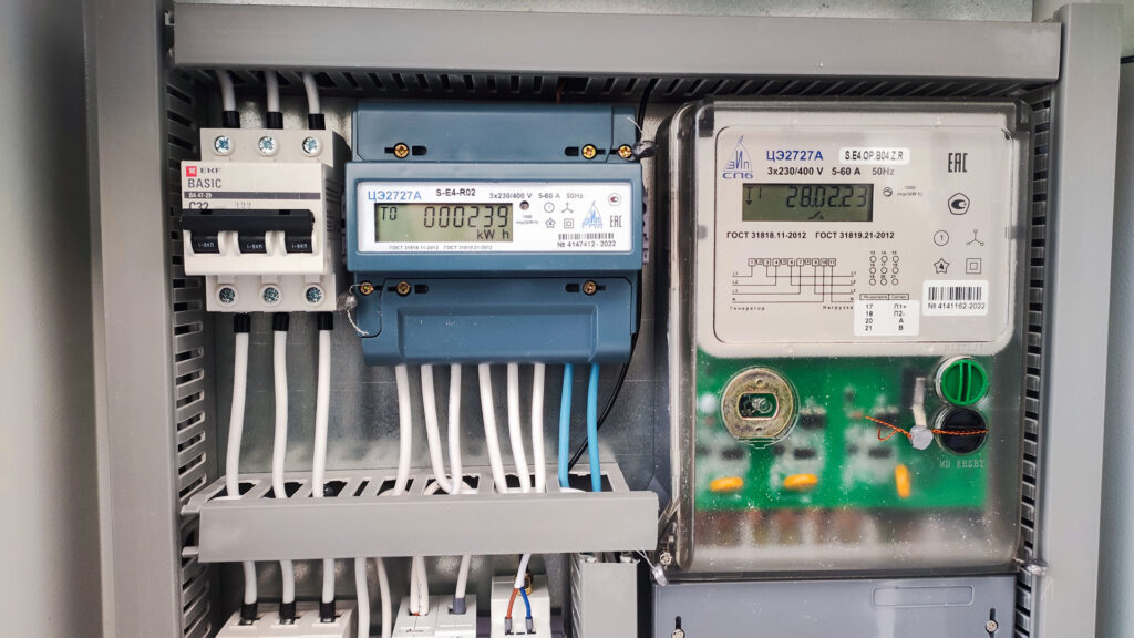 Электронный счётчик электроэнергии с пломбами на щите