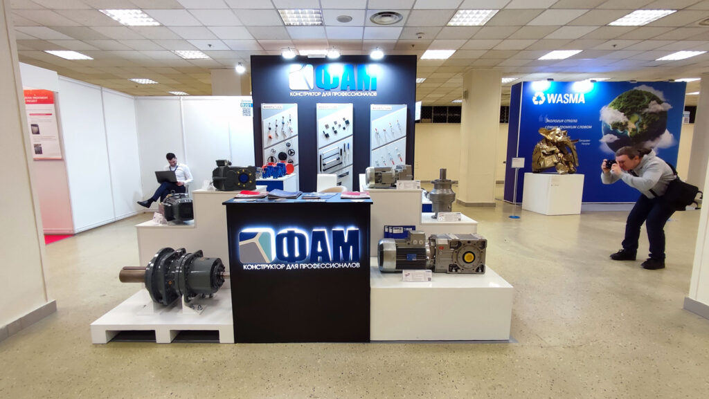 Выставочный стенд компании ФАМ с промышленными приводами