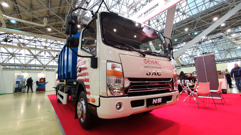 Бункеровоз JAC от завода спецтехники Феникс крупным планом