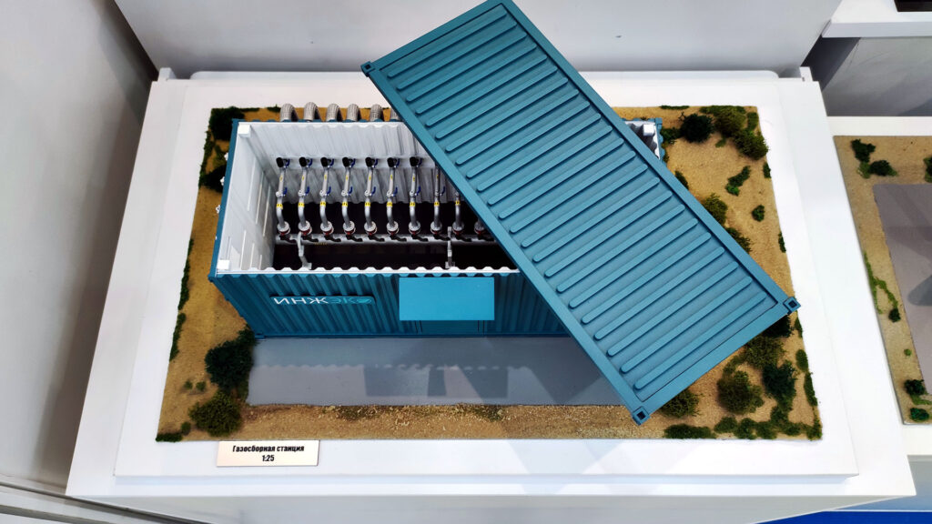 Газосборная станция — макет в разрезе с трубопроводами и вентиляцией