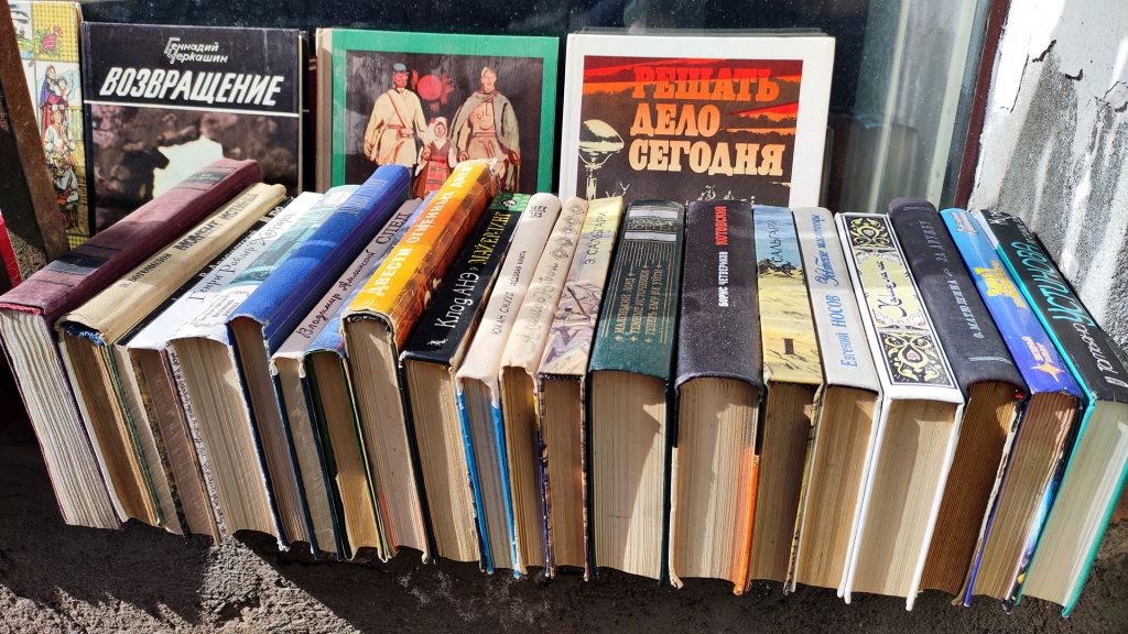 Где можно сдать книги за деньги? Куда сдать старые книги?