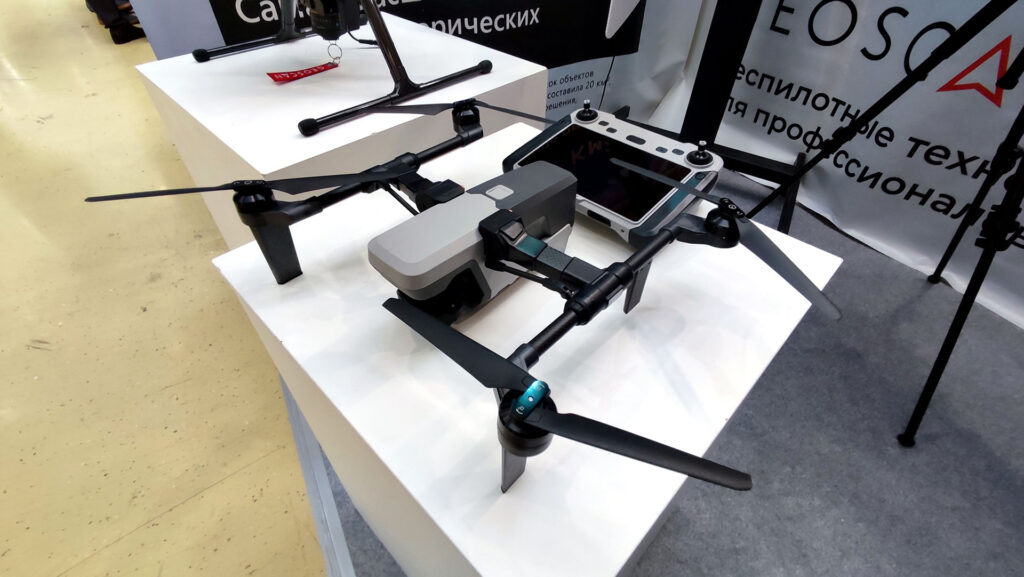 Беспилотник GEOSCAN на подиуме с пультом управления