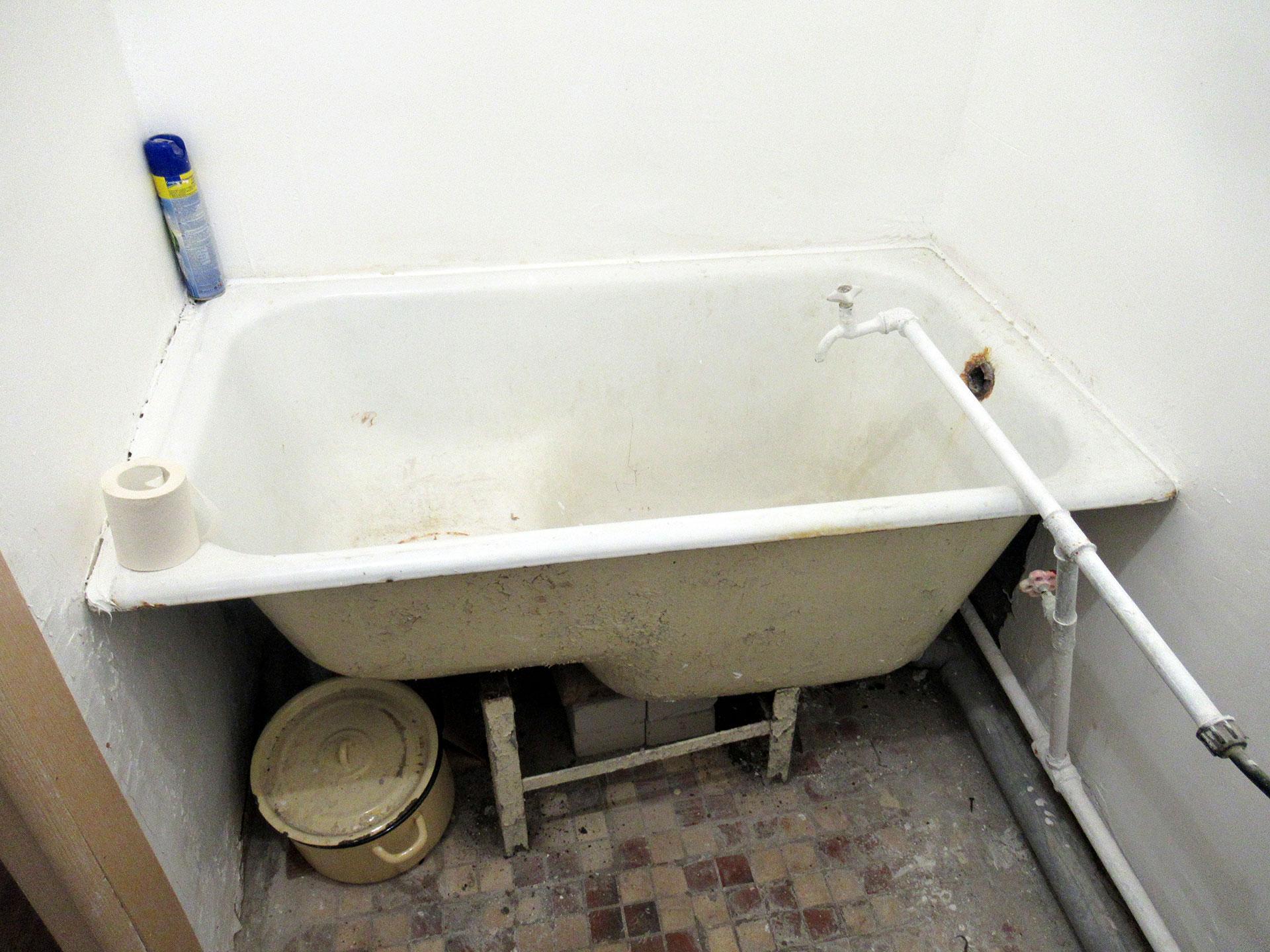Демонтаж старой ванны. Куда сдать чугунную ванну в Твери. Сколько стоит сдать чугунную ванну. Вывоз чугунной ванны из квартиры