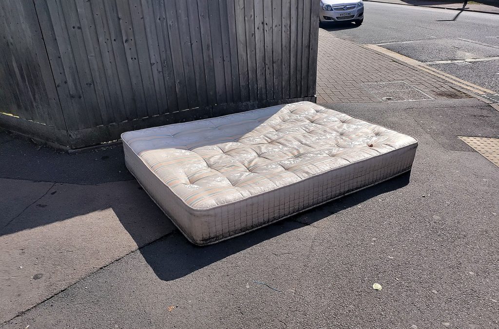 Куда деть старый матрас: выбросить, сдать или утилизировать?