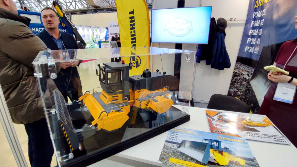 Макет уплотнителя РЭМ-45 от компании «Раскат» на выставке WASMA 2025