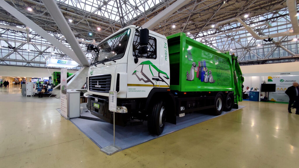 Грузовик МАЗ с зелёным кузовом на выставке WASMA 2025