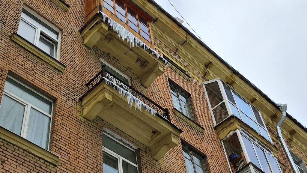 На кого ложиться обязанность сбивать сосульки с балконов?