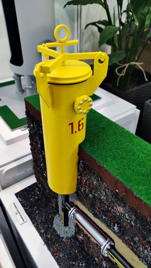 Газовая скважина с оголовком и соединением трубы на макете системы сбора свалочного газа