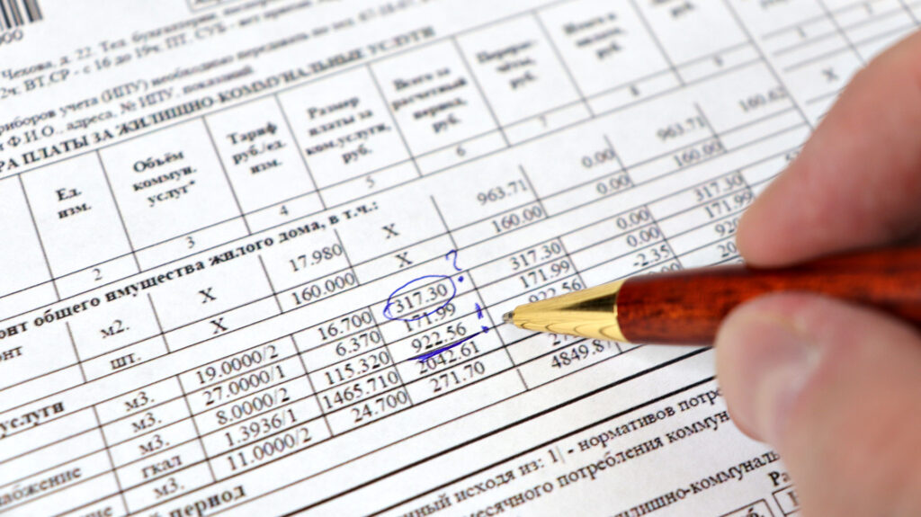 Квитанция ЖКХ с неправильными суммами, обведёнными ручкой