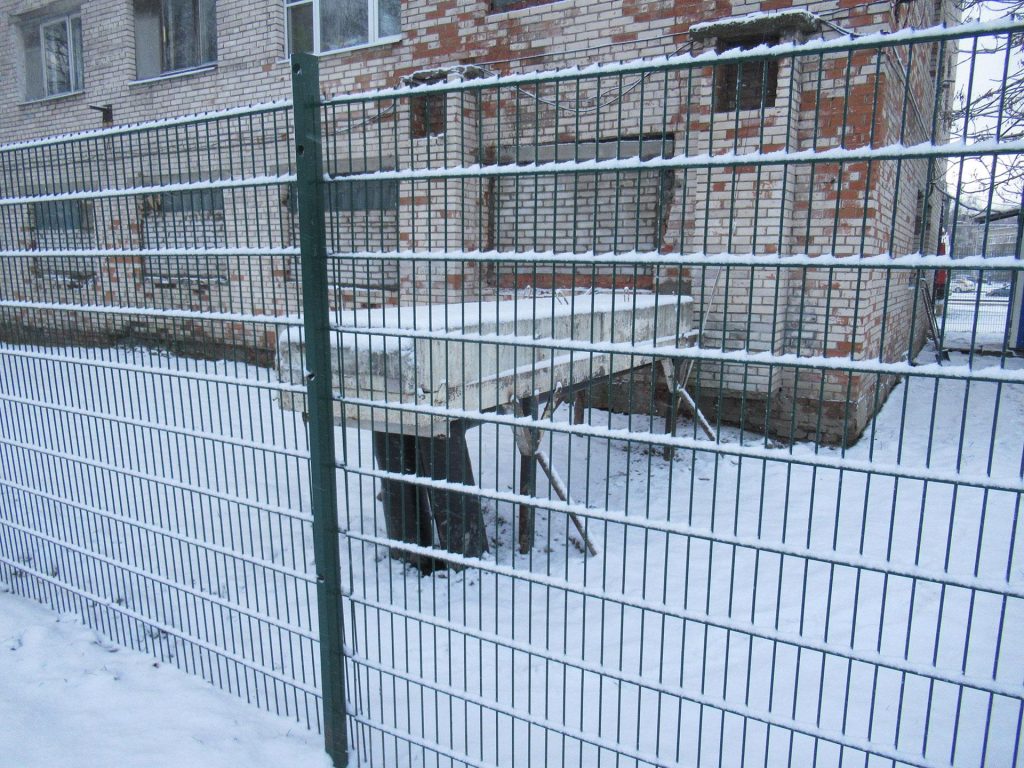 Панельный забор из металлических прутьев