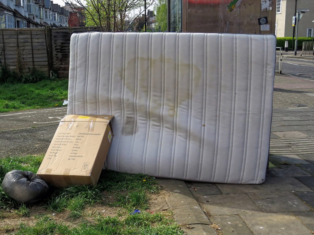 Куда деть старый матрас: выбросить, сдать или утилизировать?