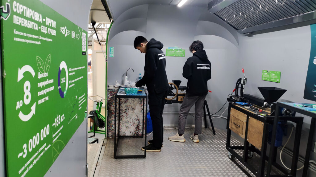 Сотрудники сортируют крышки и готовят пластик к переработке