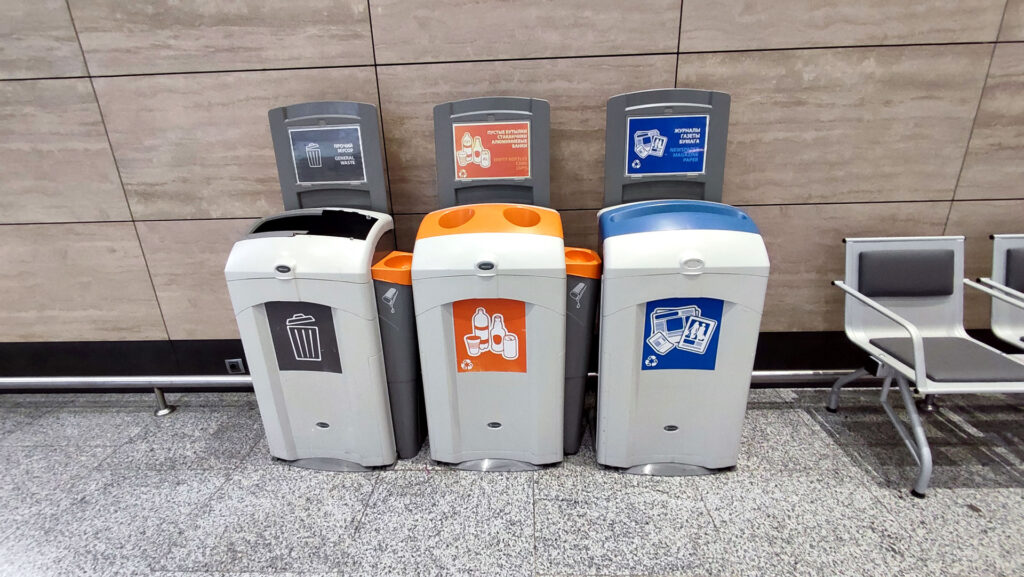 Контейнеры для сортировки отходов – общий мусор, пластик, бумага