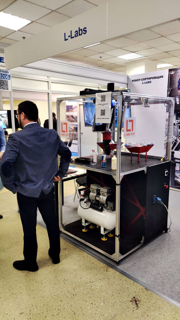 Робот-сортировщик L-Labs с манипулятором и компрессором на выставке