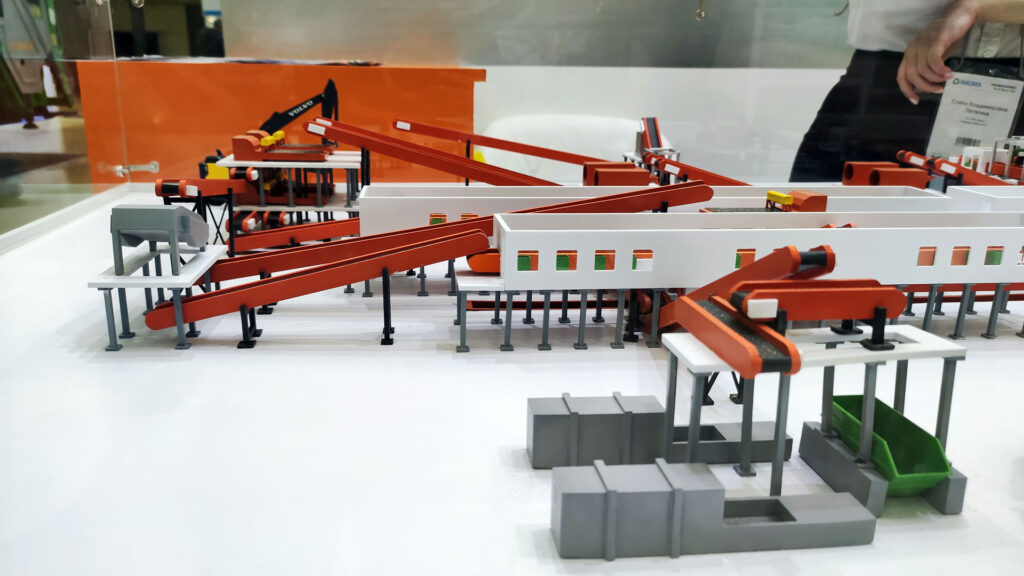 Боковой вид макета сортировочного комплекса с транспортерными лентами