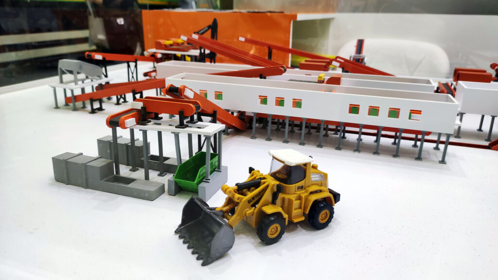 Модель сортировочного комплекса с игрушечной спецтехникой