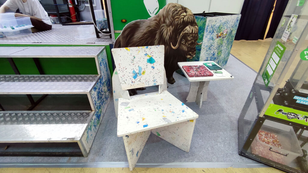 Стул и столик, изготовленные из переработанных пластиковых отходов