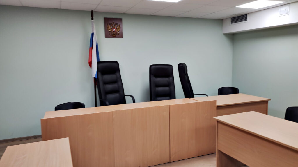 Судебный зал с креслами и гербом России — взыскание пени через суд