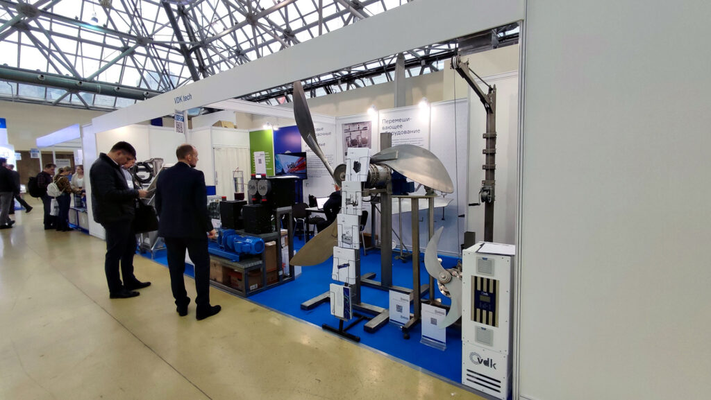 Стенд VDK Tech с промышленными миксерами и насосами