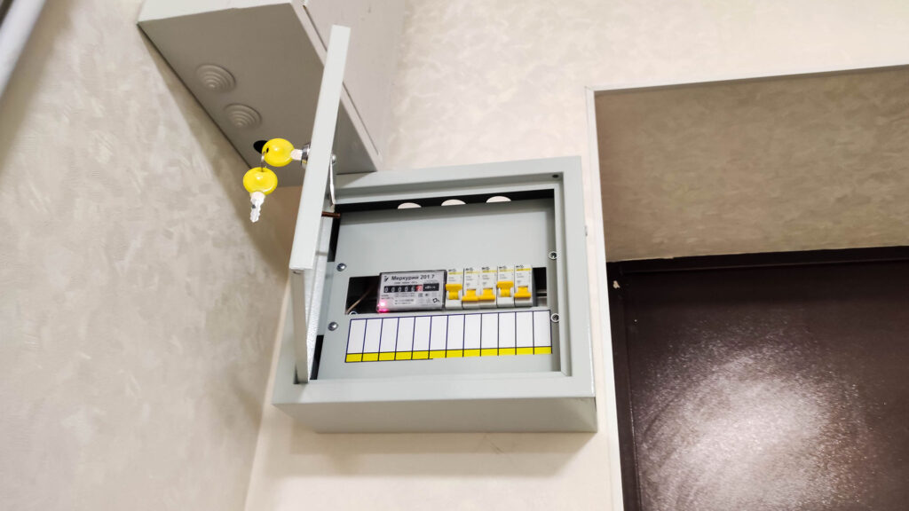 Электросчётчик и автоматы в распределительном щитке