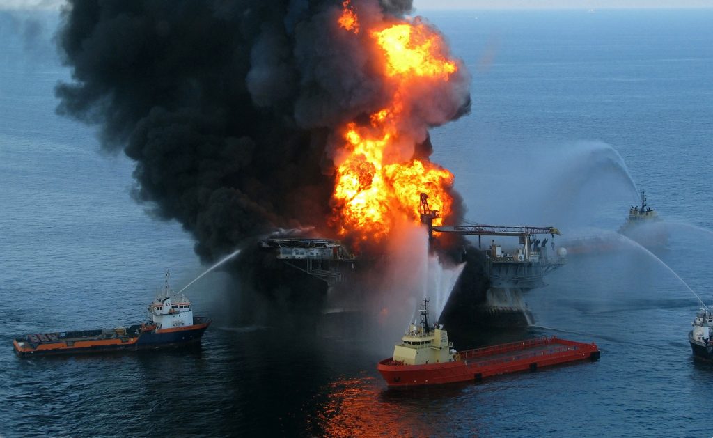 Взрыв нефтяной платформы Deepwater orizon в Мексиканском заливе 20 апреля 2010 года