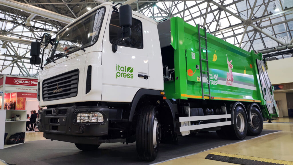 Мусоровоз ItalPress, вид спереди, на выставке WASMA 2025