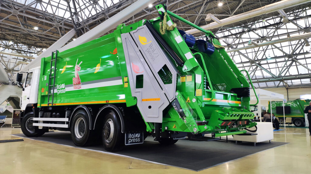 Задняя часть мусоровоза ItalPress с загрузочным механизмом
