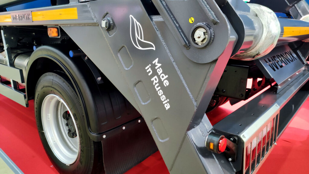 Логотип Made in Russia и конструкция стрелы подъёмника WERNOX