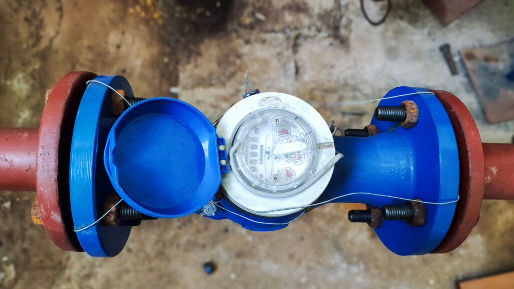 Счётчик воды с пломбой и открытой крышкой, требующий проверки