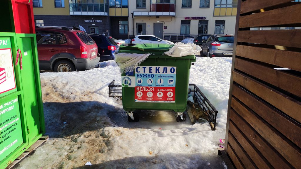 Зеленый контейнер для отходов (стекло)