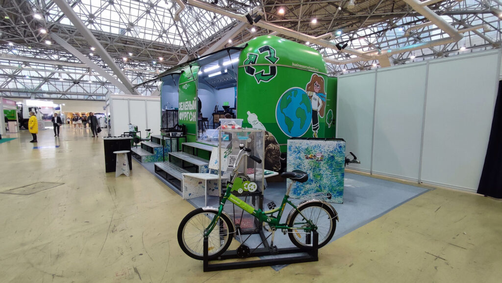 Зелёный фургон на выставке утилизации и переработки